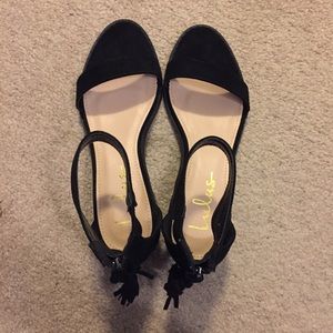 NWOT Lulu’s Black Strappy Fringe Sandals (Size 7)